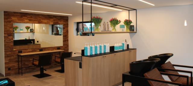 Atelier Origine heeft dit ingericht van een kapsalon fineer eik maatwerk gecombineerd met staal smeedwerk te Tiegem oost vlaanderen