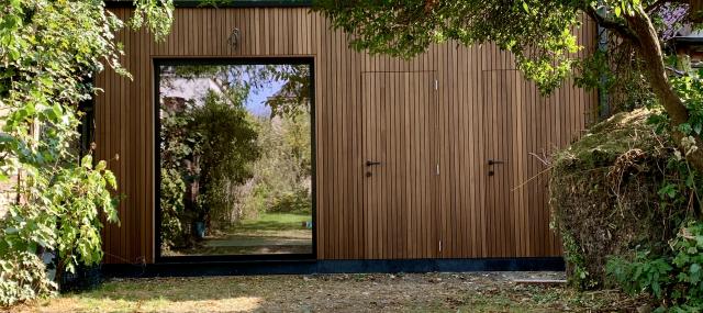 Atelier Origine heeft dit prachtige bijgebouw/tuinhuis geplaatst met afwerking thermo ayous gevelbekleding 