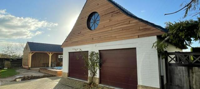 Atelier Origine inrichting van volledige tuin met eiken bijgebouw of poolhouse en terras en gevelbekleding afrormosia