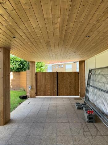 Carport met stalen poort in thermowood te roeselare in west vlaanderen