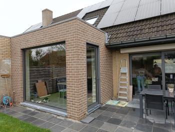 aanbouw in steen