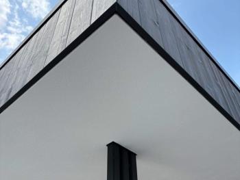 zwart modern poolhouse